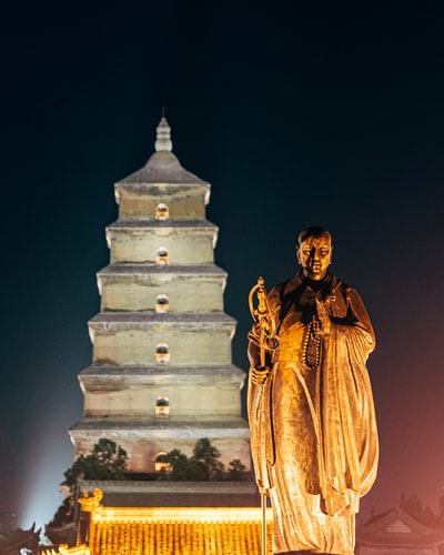 金袍人的金像